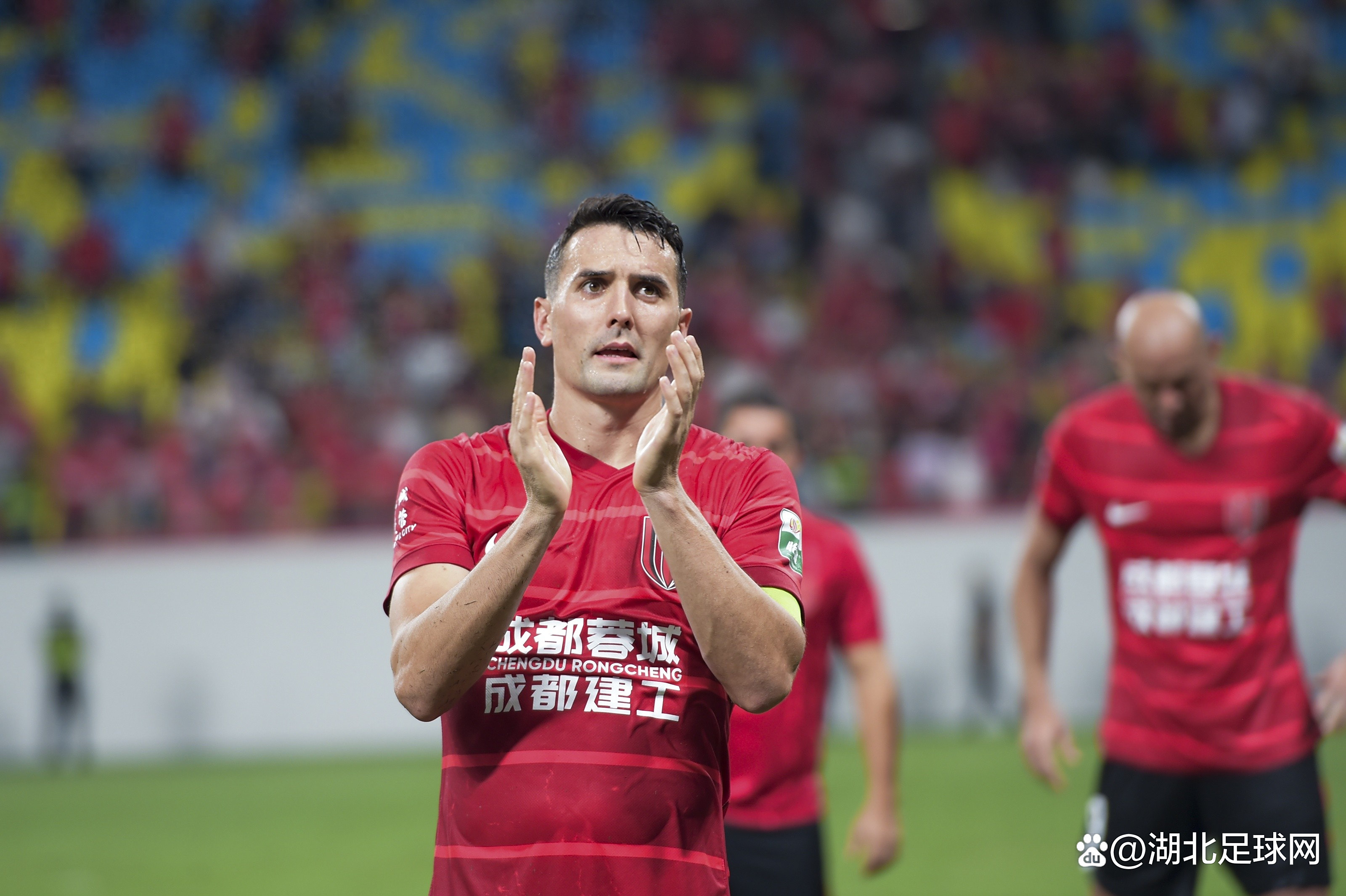 包含成都蓉城发布备战花絮，国际比赛日战术微调，欧冠任务艰巨，临场指挥获称赞的词条