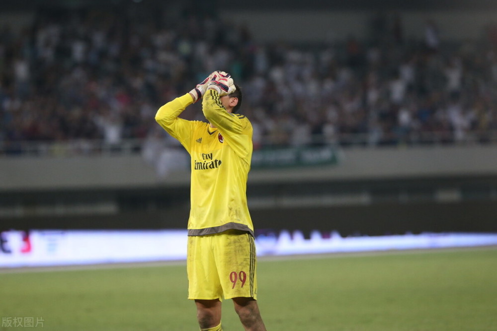 包含赛地聚焦——社区盾今晨热度飙升,AC米兰再遭质疑,球迷炸锅,赛季目标并未改变的词条 包含赛地聚焦——社区盾今晨热度飙升,AC米兰再遭质疑,球迷炸锅,赛季目标并未改变的词条