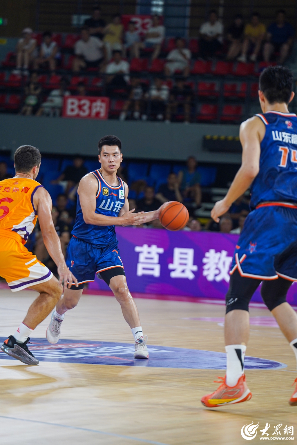九游娱乐网页版-包含NBA总决赛今晚走向成谜，山东男篮临场应变，球迷炸锅，更衣室氛围转暖的词条